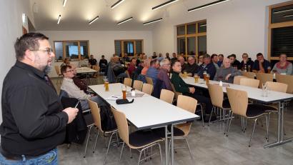 Bild: bkr
Bürgermeister Thomas Kaufmann (links) stimmte die Gemeinde bei der Bürgerversammlung auf Sparkurs ein.