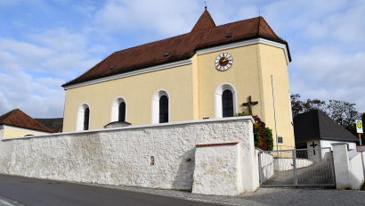 Bild: sche
Die Gesamtkosten der sanierten Friedhofsmauer in Pursruck in Höhe von 73.180 Euro werden mit 10 Prozent bezuschusst. Der Gemeinderat in Freudenberg bewilligte jetzt einen ersten Abschlag in Höhe von 2000 Euro.