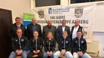 Bild: SR Amberg
Die Führungsmannschaft der Schiedsrichtergruppe Amberg mit Obmann Thomas Gebele, umrahmt von den BFV-Gästen: (stehend von links) Kreisvorsitzender Albert Kellner, Bezirksvorsitzender Thomas Graml, Gruppenschiedsrichterobmann Thomas Gebele, Bezirksschiedsrichterobmann Markus Weigert Kreisschiedsrichterobmann Willi Hirsch, (sitzend von links) Moritz Fischer, Jürgen Stauber (Beisitzer), Heike Kraft (Kassier), Paul Behlau (Beisitzer) und Lukas Schwendner (Lehrwart).