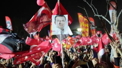 Bild: Francisco Seco/AP/dpa
Die Festnahme Imamoglus löste landesweit empörte Proteste aus. (Archivbild)