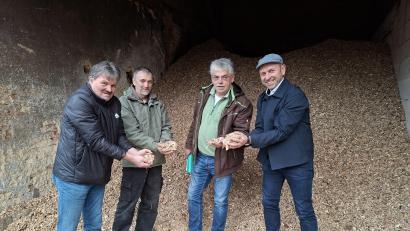 Bild: tra
Norbert Bleisteiner, Georg Wein, Uli Hausmann und Bürgermeister Hans Ram sind mit der Qualität der Hackschnitzel sehr zufrieden.