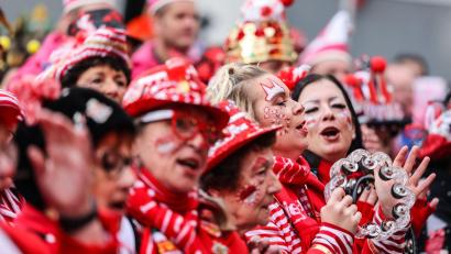 Bild: Oliver Berg/dpa
Besonders groß wird der Karnevalsauftakt traditionell in Köln gefeiert. (Archivbild)