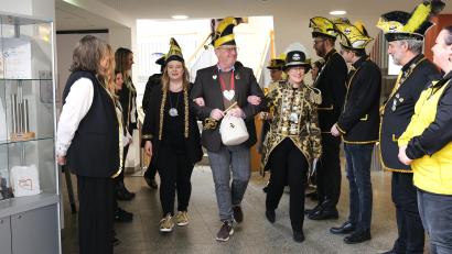 Bild: Hirsch
Durch ein Spalier von Schwandoria-Bienen führten Präsidentin Daniela Wopperer (rechts) und ihre Stellvertreterin Christina Odendahl (links) Oberbürgermeister Andreas Feller aus dem Rathaus und schickten ihn bis Aschermittwoch in Urlaub.