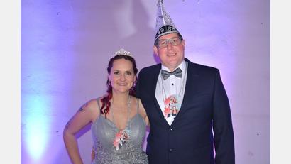 Bild: jr
Im Bild das neue Mitterteicher Prinzenpaar Anja II. und Andre II., beide sind auch im wirklichen Leben ein Paar und haben gemeinsam zwei Kinder. Beide freuen sich narrisch auf eine geile Saison.