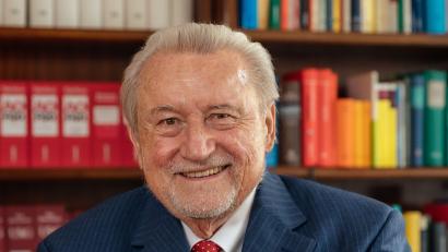 Bild: Manfred Wilhelm
Steuerberater, vereidigter Buchprüfer und Rechtsbeistand Dr. Ulrich Schmid feiert seinen 80. Geburtstag.