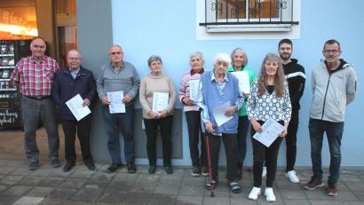 Bild: Bernhard Piegsa
Nicht alle Jubilare konnten nach Pressath zu kommen. Von Gerhard Wölfel (links), Andreas Kehl und Marco Frankenberger (rechts hinten) nahmen Urkunden und ein Geschenkpäckchen persönlich in Empfang: Robert Steinkohl, Lorenz Schwarzmeier, Barbara Heining, Maria Merkl, Helga Eibl, Gunda Kneidl und Rita Meinke.