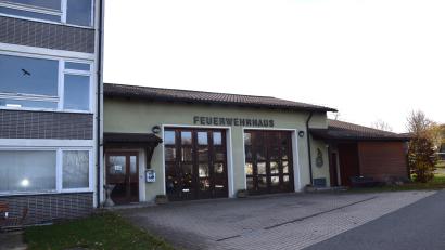 Bild: fz
Das Feuerwehrhaus wird über die Heizung der alten Schule (links ein Teil) beheizt. Die Schule wird abgebrochen. Eine Heizung für das Gerätehaus wird gebraucht.