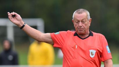 Archivbild: A. Schwarzmeier
Willi Hirsch ist nicht nur seit fast 40 Jahren aktiver Schiedsrichter. In den letzten zwei Jahrzehnten leitete der Flosser die Weidener Schiedsrichtergruppe auch als Obmann. Nun zieht sich Hirsch aus diesem Amt zurück.