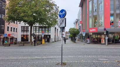 Bild: Jessica Fechner
Die Dr.-Pfleger-Straße trennt die Fußgängerzone und die Max-Reger-Straße. Das soll sich nach Wunsch der Stadtplaner ändern. Erste Voruntersuchungen über mögliche Varianten laufen.