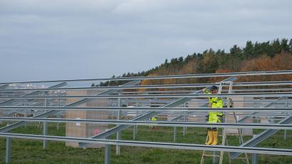 Bild: gsp
Es wird noch fleißig geschraubt, bis die neue PV-Freiflächenanlage bei Theuern fertig ist.