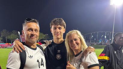 Bild: Langsteiner/privat
Drei Langsteiners in Katar: Papa Thomas (links) und Mama Carmen mit ihrem Toni nach dem WM-Spiel gegen Nordkorea.