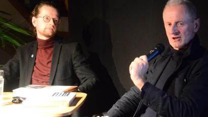 Bild: Kunz
Professor Dr. Jörg Skriebeleit (rechts) und Julius Scharnetzky stellen in der Regionalbibliothek Weiden ihr Buch vor.