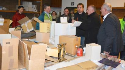 Bild: jr
Hinter unzähligen Schachteln inspizierte der Leonberger Gemeinderat die Räumlichkeiten des ehemaligen Schulhauses.