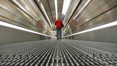 Symbolbild: Jan Woitas/dpa
Ein Ehepaar aus dem Weidener Osten erlebte Ende Oktober beim Einkauf einen Schockmoment: Die Rolltreppe funktionierte plötzlich nicht mehr richtig, und die 85-Jährige stürzte.