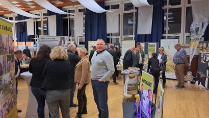 Bild: IKom Stiftland
Auf dem "Marktplatz der Projekte" konnten sich Besucher über die Arbeit des Verbands informieren.