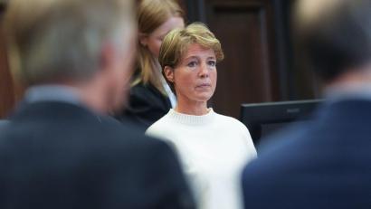 Bild: Marcus Brandt/Pool dpa/dpa
Christina Block reagiert mit Betroffenheit auf Audioaufnahmen von der Entführung ihrer Kinder in der Silvesternacht 2023/24.