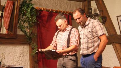 Bild: wro
Bauer Franz (Andreas Kick) ist außer sich. Die Fotos die ihm Wurzel, sein Knecht (rechts: Tobias Busch), soeben zeigt, sind ein Skandal.