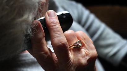 Symbolbild: Karl-Josef Hildenbrand/dpa
Eine 90-jährige Ambergerin wird Opfer eines Schockanfrufs. Sie übergibt Münzen an eine unbekannte Person.