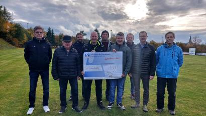 Bild: Joachim Bauer
Helmut Wolfrum (Zweiter von rechts) übergab den Spendencheck an das Platzpflege-Team des SV Griesbach.