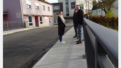 Bild: ui
Nachdem auch die Geländer montiert sind, ist die Sanierung der Brücke über die Floß in der Bräuhausstraße in Neustadt/WN fertig und seit Mittwoch von der Stadt auch abgenommen.