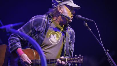 Bild: Valentin Flauraud/KEYSTONE/dpa
Neil Young wird 80. (Archivbild)