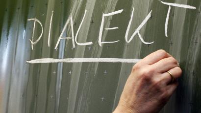 Bild: Daniel Karmann/dpa
Bairisch, Fränkisch und Alemannisch-Schwäbisch - die drei Dialekte sollen besser geschützt werden. (Illustration)