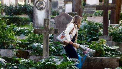 Bild: Cecilia Fabiano/LaPresse/AP/dpa
Sechs Beschäftigte des Mailänder Bestattungsamtes sollen Schmuck von Leichen entwendet haben. (Archivbild)