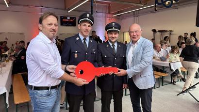 Archivbild: egl
Die beiden Kommandanten der Feuerwehr Theuern, Matthias Wiendl und Martin Pechtl (Zweiter und Driitter von links) – hier bei der symbolischen Schlüsselübergabe fürs neue Feuerwehrhaus 2024 mit Bürgermeister Roland Strehl (rechts) und Architekt Thomas Hollweck (links) –, sind von ihren Ämtern zurückgetreten.