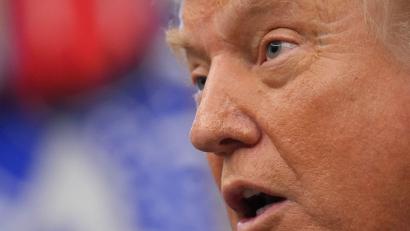 Bild: Jacquelyn Martin/AP/dpa
Der US-Präsident droht der BBC mit einer Milliardenklage.