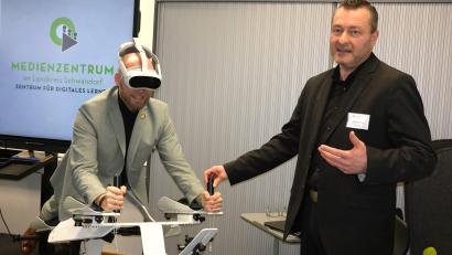 Bild: Hirsch
Medienrektor Alexander Friedl (rechts) bleibt weitere sechs Jahre Leiter des Medienzentrums Schwandorf. Die Einrichtung rüstet digital auf und hat einen Flugsimulator im Angebot. .
