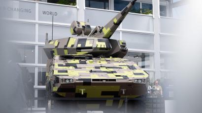 Bild: Sebastian Gollnow/dpa
Der Rüstungskonzern MBDA will den Flugabwehrpanzer Skyranger 30 für die Bundeswehr mit einer speziellen Drohnenabwehr ausstatten. (Archivfoto)