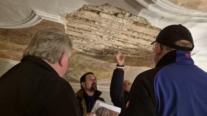 Bild: Lowak
Statiker Anton Landgraf (Zweiter von links) erklärt den Mitgliedern des Bauausschusses, warum die Decke in der Kirche in Gleißenthal marode ist.