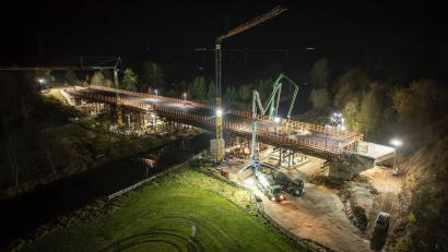 Bild: Staatliches Bauamt Amberg-Sulzbach
Eine ungewöhnliche Aufnahme einer ungewöhnlichen Baustelle: An der neuen Vilsbrücke für die Kümmersbrucker Westumgehung wurde am Dienstag auch nachts bei "Flutlicht" gearbeitet.