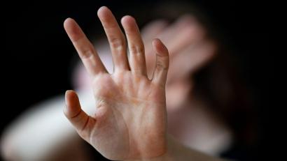 Symbolbild: Fabian Sommer/dpa
Die Aktionswochen zum Orange Day 2025 wollen auf Gewalt an Frauen aufmerksam machen.