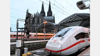 Bild: Roberto Pfeil/dpa
1.300 Züge pro Tag, Hunderttausende Reisende: Der Kölner Hauptbahnhof ist eine zentrale Drehscheibe für den Bahnverkehr. (Archivbild)