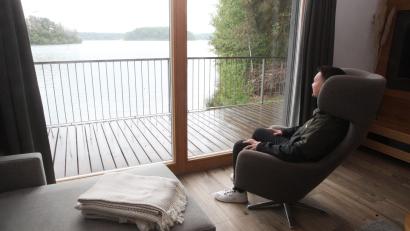Bild: Hirsch
Blick aus einem Chalet auf den Steinberger See: Wer hier übernachtet, soll künftig Kurtaxe bezahlen. So wollen es zumindest die Steinberger Gemeinderäte.