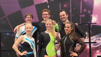 Bild: Michael Dotzler
Von links: Thomas Hottner, Gabriel Junkes und Dominik Stubenvoll freuen sich schon mit ihren Partnerinnen Melina Steindl, Jana Dotzler und Tanja Klemenz auf die Weltmeisterschaft.