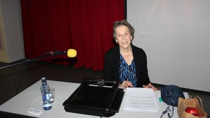 Bild: Beate Heinrich
Dorothea Woiczechowski-Fried nahm sich trotz der abendlichen Lesung auch am Vormittag noch Zeit, um in den 9. und 10. Klassen Fragen zu beantworten.