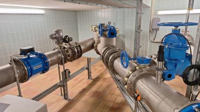 Bild: Kommunalunternehmen Marktredwitz
Das Kommunale Unternehmen Marktredwitz hat im Oktober zusammen mit Landwirten das 20-jährige Bestehen der Wasserschutzkooperation gefeiert.