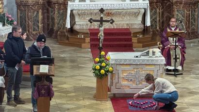Bild: Stephan Huber
Für die 20 Kaprun-Opfer aus der Oberpfalz wurde am 11. November ein Gedenkgottesdienst in der Pfarrkirche St. Georg in Schlicht abgehalten. Luca Geier vom Skiclub Unterweißenbach verlas die Namen der 20 Toten aus der Oberpfalz, seine Vereinskollegin Emma Rott zündete für jeden eine Kerze an.