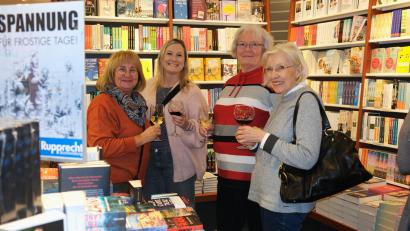 Bild: Hirsch
Die Damen freuen sich auf spannende Momenrte beim Weinleseabend in der Buchhandlung Rupprecht.