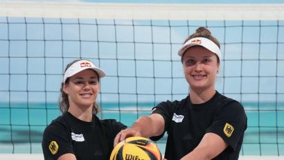 Bild: Marcus Brandt/dpa
Derzeit das beste deutsche Frauen-Team: Cinja Tillmann (l) und Svenja Müller. (Archivbild)