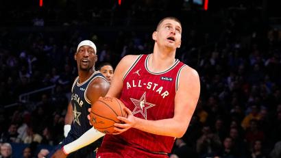 Bild: Darron Cummings/AP/dpa
Nikola Jokic wird beim nächsten All-Star-Spiel der NBA ziemlich sicher für das "Team World" auflaufen. (Archivfoto)