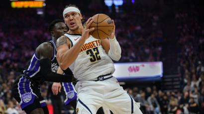 Bild: Randall Benton/AP/dpa
Das war nichts: Dennis Schröder (l) verlor mit Sacramento auch gegen die Denver Nuggets um Aaron Gordon.