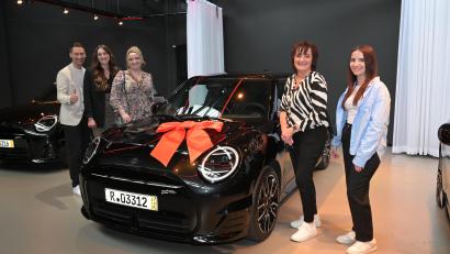 Bild: Joachim Busch, Gewinnsparverein Bayern
Geschäftsführer Markus Eichenseer (Gewinnsparverein Bayern), Kundenberaterin Vanessa Luber (Volksbank Raiffeisenbank Nordoberpfalz eG), Vanessa Mack (von links) sowie Jana Mack (beide Begleitung) freuten sich mit Gewinnerin Andrea Mack (von rechts).