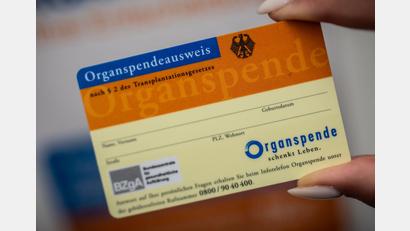 Bild: Michael Kappeler/dpa
In vielen Fällen scheitert eine Organspende in Deutschland noch an einer fehlenden Zustimmung. Die Deutsche Stiftung Organtransplantation rät, die eigene Entscheidung zu dokumentieren - etwa mit einem Organspendeausweis. (Symbolbild)