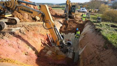 Bild: gsp
Der Kanalbau als erste Erschließungsmaßnahme im neuen Baugebiet "Bei der Ziegelhütte" ist schon in vollem Gange.