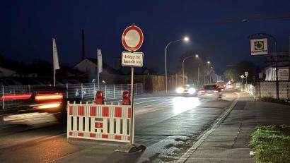 Bild: Petra Hartl
Am Dienstagabend wurde die Amberger Straße zwischen Amberg und Kümmersbruck gesperrt, weil hier eine Leitung für den neuen Wohnpark "Am Stadtgarten" verlegt werden muss.
