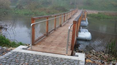 Bild: Hirsch
Kein Glanzstück ist der neue Steg über die Naab geworden. Ein Teilnehmer an der Bürgerversammlung übte massive Kritik an der Bauausführung.