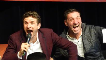 Archivbild: Houschka
Eine Momentaufnahme und ihre Geschichte: Nationalspieler Thomas Müller (links) und sein Quizpartner Georg Irl lachen im Januar 2024 schallend auf der Stadthallenbühne in Neunburg vorm Wald. Jetzt erheiterte sich der 36-Jährige Fußballweltmeister erneut, als ihm sein Bruder Simon das Foto zum Signieren vorlegte.